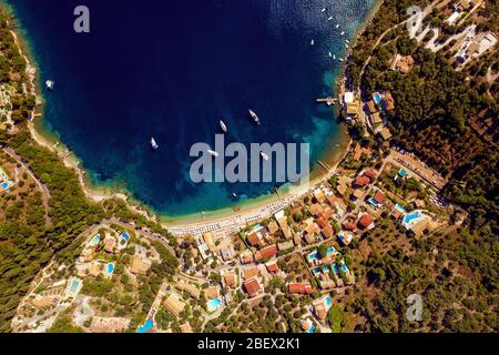Luftbild des Kalami Resorts auf Korfu Insel. Strand und blaue Lagune in Griechenland. Stockfoto