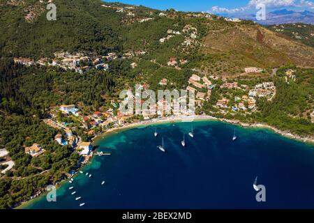 Luftbild der mittelmeerinsel Korfu in Griechenland. Griechisches Kalami Dorf Resort. Wunderschöne Lagunenbucht von einer Drohne Stockfoto