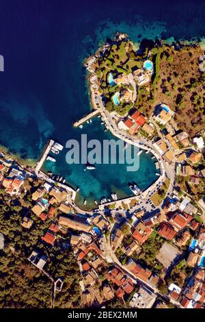 Luftaufnahme eines Hafens im mediterranen Kurort Kassiopi. Wunderschöne Bucht auf Korfu in Griechenland Stockfoto