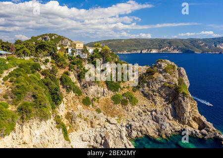 Schöne mediterrane Luftlandschaft in Griechenland. Blick auf das Kloster in Paleokastritsa, Korfu. Italienische Architektur. Stockfoto