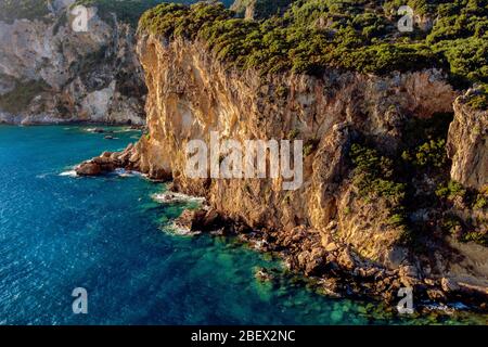 Wunderschöne Klippe über blauem mittelmeer bei Sonnenuntergang. Griechenland Natur der Insel Korfu. Luftlandschaft Stockfoto