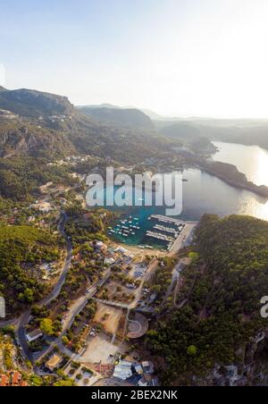 Schöne Luftaufnahme auf dem Hafen von Paleokastritsa auf der Insel Korfu. Herrlicher Blick auf ein Meer und Griechenland Natur von einer Drohne. Touristenziel Stockfoto