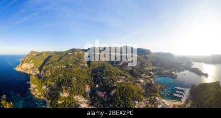 Luftpanorama von Paleokastritsa. Korfu Insel von einer Drohne. Schöne Natur in Griechenland. Reiseziel Stockfoto