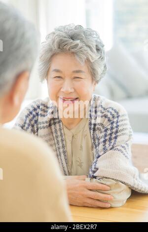 Happy Senior Life Konzept. Gesunde Aktivitäten im Alltag des älteren Ehepaares 139 Stockfoto