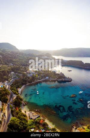 Sonnige Luftlandschaft der griechischen Insel Korfu. Mediterrane Küste Natur. Lebhaftes blaues Meer und Sonnenstrahlen Stockfoto