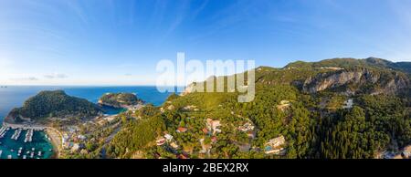 Schönes Luftpanorama von Paleokastritsa, Korfu. Griechenland Insellandschaft von einer Drohne. Griechische Insel Dorf Reiseziel Stockfoto