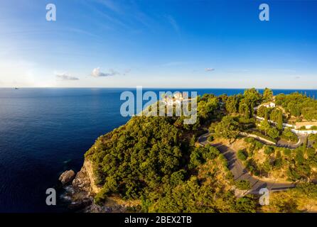 Schöne Klosterantenne in Griechenland, Korfu. Blick auf eine Insel aus der Luft. Griechische Natur Stockfoto