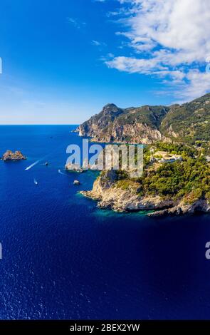 Mittelmeer Küste Luft Landschaft. Natur typisch für Griechenland, Italien, Spanien oder Kroatien. Schönes blaues Meer mit großen Klippen und Booten. Stockfoto