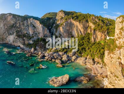 Wunderschöne türkisfarbene Paradies Lagune in Griechenland. Mediterrane Küste. Küste mit Felsen und abgelegener Strand Stockfoto