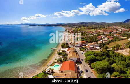 Luftbild der griechischen mediterranen Ferienort. Kato Agios Markos aus einer Drohne. Schöner Strand an einem Ufer des mittelmeers. Sonniger Tag mit lebhaftem Blau Stockfoto