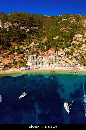 Luftbild des mediterranen Resorts auf Korfu. Urlaub Griechenland im Sommer. Türkisfarbene Lagune Stockfoto