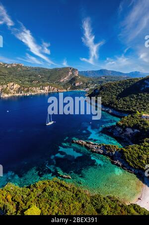 Luftbild der mediterranen Bucht auf Korfu. Schönes Meer oder Meer mit einer morred Yacht in einer Lagune Stockfoto