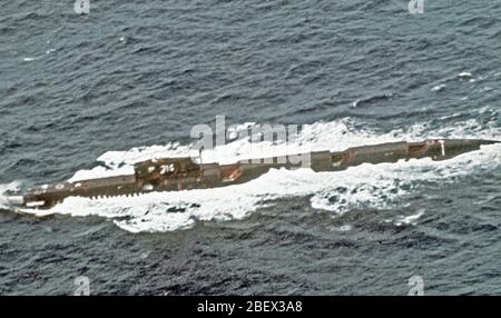 1982 - Eine Antenne Anschluss Strahl Blick auf einem sowjetischen Echo-II-Klasse Atom-Cruise missile Submarine unterwegs Stockfoto