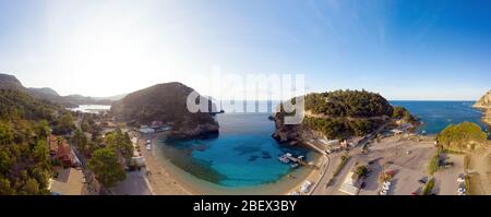 Luftaufnahme des Paleokastritsa Strandes. Wunderschöne Bucht in Griechenland. Sommersaison Touristenziel Stockfoto