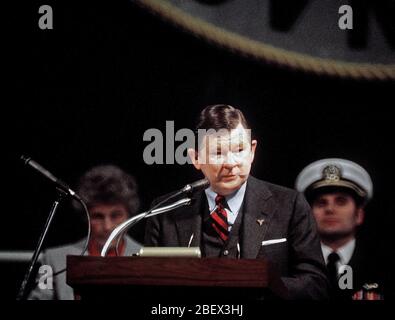 1982 - Senator John Tower, R - Texas, spricht an der Inbetriebnahme Zeremonie für die Atom-Flugzeugträger USS CARL VINSON (CVN-70). Hinter dem Senator Sitzen Molly Snead, Sponsor, Links, und CAPT Richard L. Martin, kommandierender Offizier der Carl Vinson. Stockfoto