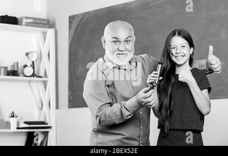 Erfolgreiche Forschung. Kleines Mädchen Wetterdach mit Lupe Rohr. Schule. Zoologie - entomologie Mikroskopie. Studium der Käfer Insekten. coleopterology Wissenschaft Probe. Senior Teacher Hirsch-Käfer. Stockfoto