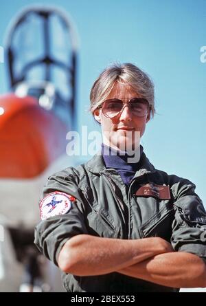 1982 - LT Patricia A. Denkler, zugeordnet zu den Training Squadron 4 (VT-4), steht vor einem TA-4J Skyhawk Flugzeuge. Denkler wurde der erste Marine Frau Träger in einem Jet qualifiziert, wenn sie an Bord der Flugzeugträger USS Lexington (AVT-16) im September gelandet werden. Stockfoto