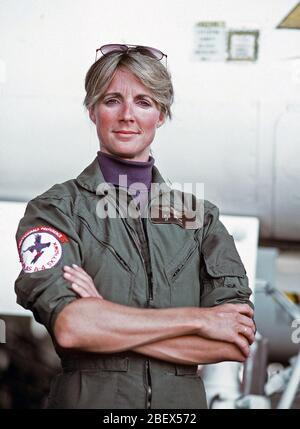 1982 - LT Patricia A. Denkler posiert für ein Foto. Denkler wurde der erste Marine Frau Träger in einem Jet qualifiziert, wenn sie an Bord der Flugzeugträger USS Lexington (AVT-16) im September gelandet werden. Stockfoto