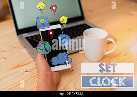 Text Zeichen zeigt die Uhr eingestellt. Business Foto Text setzten Sie zum richtigen Zeitpunkt oder die Uhrzeit zu einem späteren Zeitpunkt ändern Stockfoto