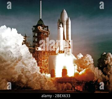 Das Space Shuttle Orbiter Columbia abhebt Die Launch Pad während der ersten Space Transportation System test Mission. Stockfoto