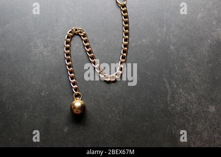 Goldene Kette mit großen Gliedern auf dunklem Hintergrund. Schmuck Verkauf, Liebe Leben, Kommunikation Stockfoto