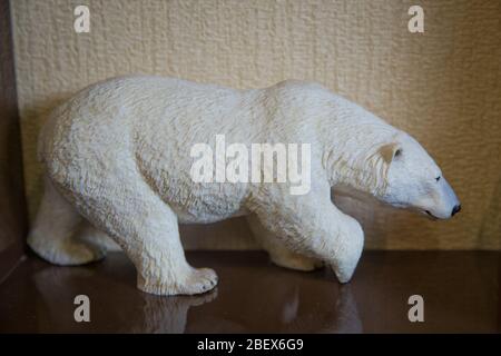 Das Gegenteil eines Eisbären ist sichtbar. Eisbär und Würfel im schrank. Stockfoto