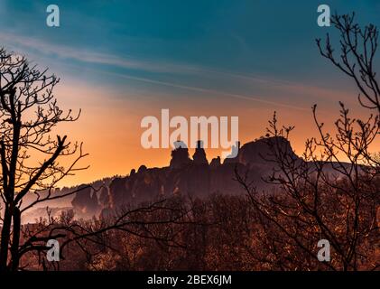 Schöne Einbruch der Dunkelheit, die den Himmel über den seltsam geformten Sandsteinfelsen in der epischen Stadt Belogradchik, im Nordwesten Bulgariens, malte Stockfoto