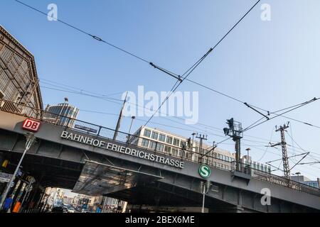 Die Eisenbahnbrücke über die Friedrichstraße am Bahnhof Friedrichstraße in Berlin, Deutschland Stockfoto