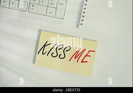 Textschild zeigt Kiss Me. Business Foto präsentiert informell bitten, meine Lippen mit den Lippen zu berühren oder gegen leere Notiz Papier auf dem weißen drücken Stockfoto