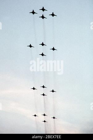 1981 - Vier Diamant Formationen der F-101 Voodoo Flugzeuge fliegen über den Niagara Falls International Airport. Die Flugzeuge sind von der 107 Jagdflugzeug Gruppe und nehmen an der übung Sentry Schloss '81 Stockfoto