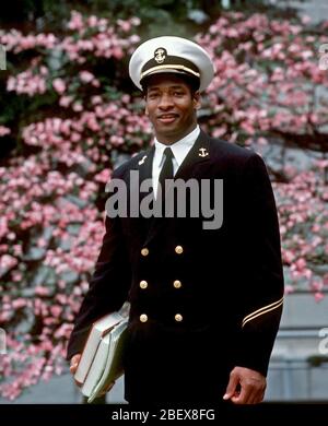 1986 - Midshipman First Class Napoleon "nap" McCallum, Informatik, Spaziergänge auf dem Campus an der US Naval Academy. - Amerikanischer Fußballspieler und ein 6-Ebb in der Heisman Trophy Contest 1983, McCallum fasst 16 Naval Academy Records. Stockfoto