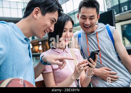Glück der Studenten im Outdoor-Handy Stockfoto