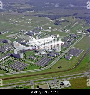 Ansicht der Raumfaehre Challenger auf dem Shuttle Carrier Aircraft (SCA), NASA-905, während seine Rückkehr zum Kennedy Space Center (KSC) und Überführung des Johnson Space Center (JSC) und die Skyline von Houston am Samstag, 9. April 1983. Stockfoto