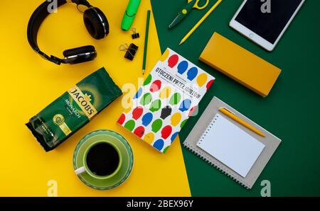 Kiew, Ukraine - 16. April 2020: Jacobs-Kaffee auf dem Desktop. Kaffeeverpackung. Arbeitsbereich. Layout. Briefpapier auf einem leuchtend gelben und grünen Hintergrund. Stockfoto