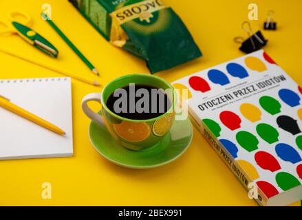 Kiew, Ukraine - 16. April 2020: Jacobs-Kaffee auf dem Desktop. Kaffeeverpackung. Arbeitsbereich. Layout. Briefpapier auf einem leuchtend gelben und grünen Hintergrund. Stockfoto