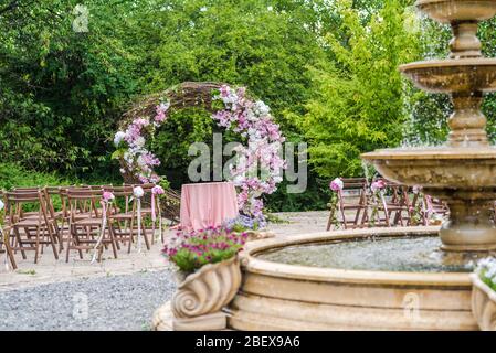 Runder Hochzeitsbogen mit frischer Blumendekoration in rosa und weiß Stockfoto