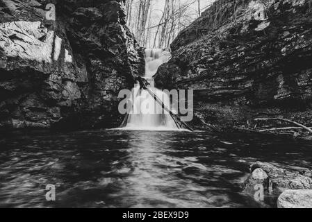 Schwarz-Weiß-Bild des schönen Wasserfalls im Balkan (Stara planina) in der Nähe von Stakevtsi, Nordwestbulgarien Stockfoto