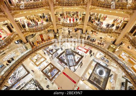 PARIS - 6. NOVEMBER 2019: Galeries Lafayette Innenansicht mit Clarins, Lancome und Christian Dior Geschäften in Paris Stockfoto