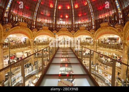 PARIS - 6. NOVEMBER 2019: Galeries Lafayette Interior mit Glasswalk Installation in Paris, Perspektive Stockfoto