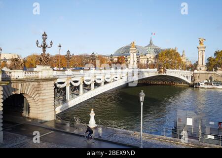 PARIS, FRANKREICH - 7. NOVEMBER 2019: Alexandre III Brücke in Paris, Menschen in einem sonnigen Herbstmorgen Radfahren Stockfoto