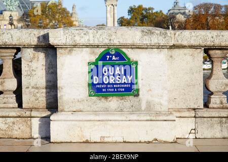 Quai Orsay typisches Straßenschild und Steinbalustrade in Paris, Frankreich Stockfoto