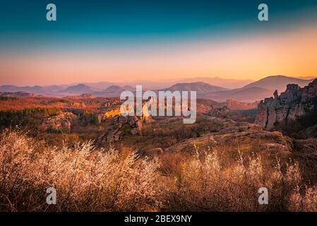 Schöne Landschaft der Einbruch der Dunkelheit über den einzigartigen Felsformationen in der historischen Stadt Belogradchik, im Nordwesten Bulgariens Stockfoto