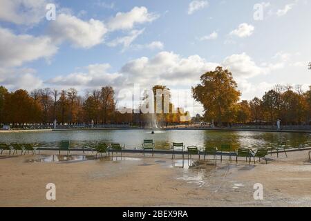 PARIS - 7. NOVEMBER 2019: Tuileries Garten mit Stühlen und Brunnen im sonnigen Herbst in Paris Stockfoto