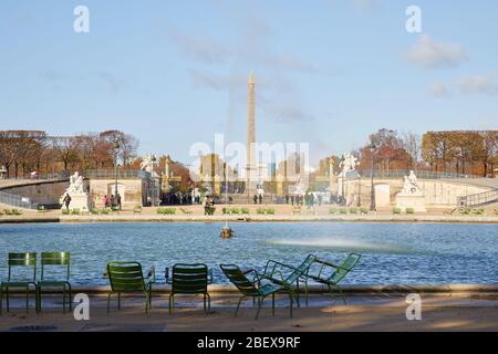 PARIS - 7. NOVEMBER 2019: Tuileries Gartenbrunnen und Obelisken-Blick auf den Place de la Concorde, sonniger Herbst in Paris Stockfoto