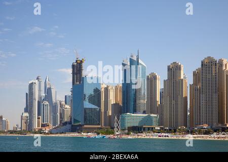 DUBAI, VEREINIGTE ARABISCHE EMIRATE - 23. NOVEMBER 2019: Dubai Marina Strand mit Wolkenkratzern an einem sonnigen Tag, klarer blauer Himmel in Dubai Stockfoto