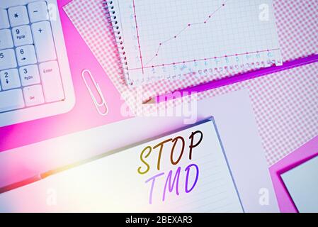 Konzeptionelle Handschrift mit Stop TMD. Konzept Bedeutung verhindern, dass die Störung oder Problem, die die Kaumuskeln Schreiben Ausrüstungen und berechnen Stockfoto