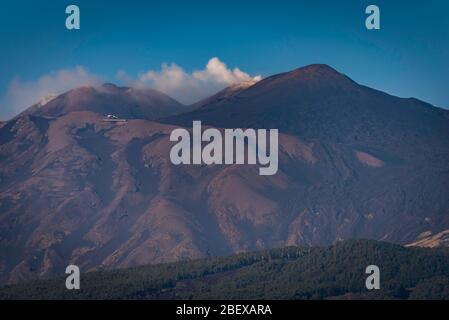 Unglaubliche Aussicht auf den Nordhang des Ätna und seine rauchenden Krater in einem hellen sonnigen Tag. Aufeinanderfolgende Eruptionen des Ätna, Sizilien, Italien Stockfoto