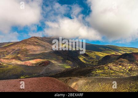 Herrlicher Blick auf die unglaubliche Landschaft am Südhang des Ätna, in der Nähe von Refugio Sapienza, Sizilien. Der Ätna ist der höchste aktive Vulkan Europas Stockfoto