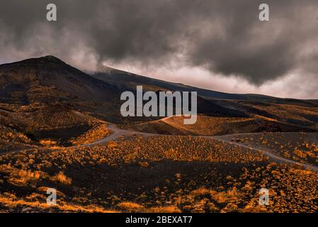 Dramatischer Himmel über der wunderschönen Landschaft des Ätna, Sizilien - der höchste aktive Vulkan in Europa Stockfoto