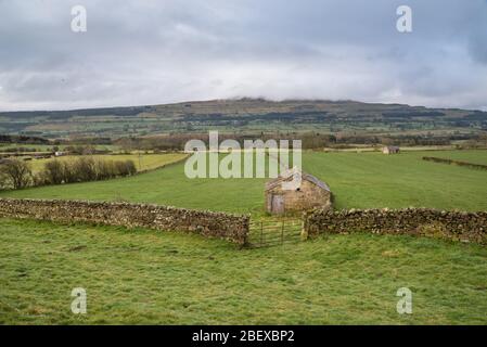 Wolke über Penhill in Wensleydale. GROSSBRITANNIEN Stockfoto